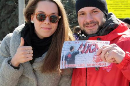 Комсомольцы Челябинска поздравили жителей города с Днём космонавтики