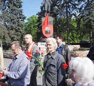 Ростовские коммунисты и сторонники партии возложили цветы к памятникам В.И. Ленину