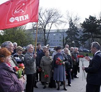 Ростовские коммунисты и сторонники партии возложили цветы к памятникам В.И. Ленину