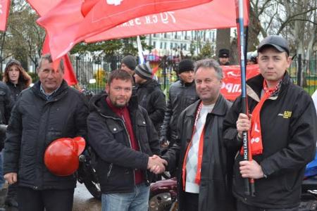 Автомотопробег под красными знаменами в городе-герое Керчь 