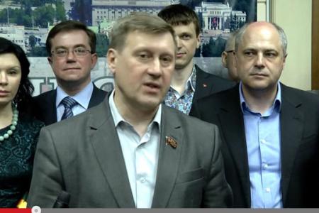 По данным протоколов с 97,14% УИК А.Е.Локоть побеждает с результатом 44,73%