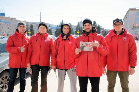 Комсомольцы Челябинска поздравили жителей города с Днём космонавтики