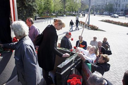 Ростовские коммунисты и сторонники партии возложили цветы к памятникам В.И. Ленину
