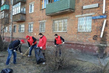 День космонавтики коммунисты города-героя Тулы отметили ударным субботником под советскую музыку на улице имени Юрия Гагарина