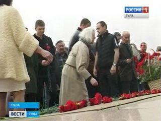 Tula.rfn.ru: Полиция не дала развернуть красное знамя во время возложения цветов к памятнику Ленину