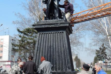Барнаульские коммунисты отремонтировали памятник Ленину 