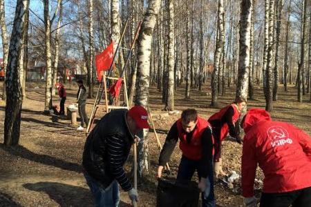 День космонавтики коммунисты города-героя Тулы отметили ударным субботником под советскую музыку на улице имени Юрия Гагарина