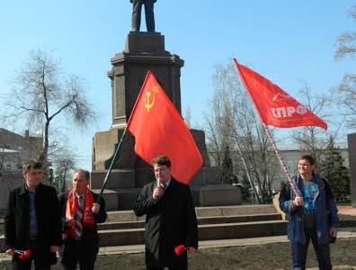 В Самаре коммунисты возложили цветы к памятнику В.И. Ленину