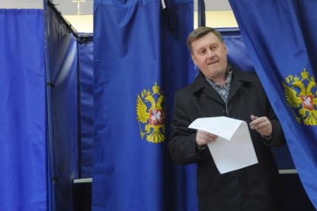 По данным протоколов с 97,14% УИК А.Е.Локоть побеждает с результатом 44,73%