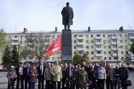Ростовские коммунисты и сторонники партии возложили цветы к памятникам В.И. Ленину