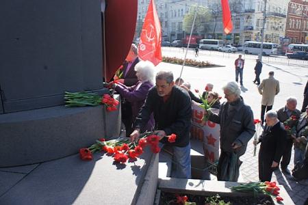 Ростовские коммунисты и сторонники партии возложили цветы к памятникам В.И. Ленину