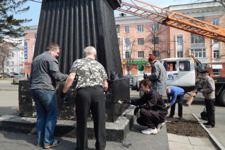 Барнаульские коммунисты отремонтировали памятник Ленину 