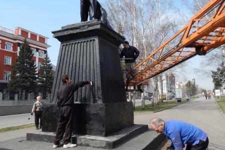 Барнаульские коммунисты отремонтировали памятник Ленину 