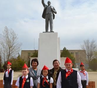 Республика Калмыкия. Пионеры в почетном карауле у памятника В.И. Ленину