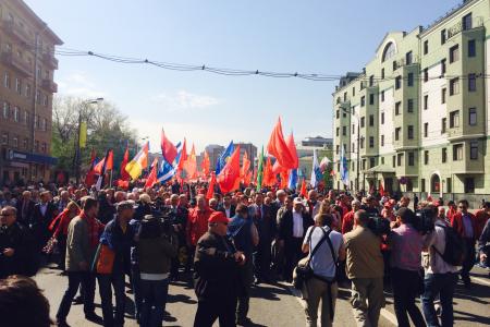 Более 10 тыс. москвичей вышли на первомайское шествие КПРФ: "Власть и собственность - народу!"