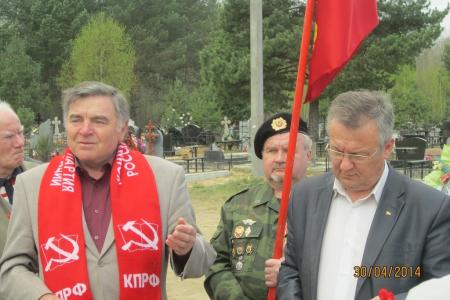 Делегации псковских коммунистов, депутатов, представителей общественных организаций поклонились могиле Почетного гражданина города Воинской Славы Пскова Михаила Минина