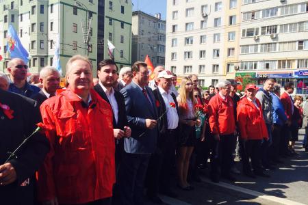 Более 10 тыс. москвичей вышли на первомайское шествие КПРФ: "Власть и собственность - народу!"