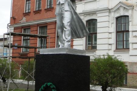 В Благовещенске коммунисты отремонтировали памятник В.И. Ленину