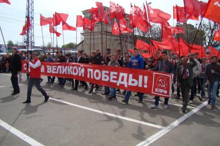 9 мая ставропольские коммунисты приняли участие в демонстрации и возложении живых цветов павшим героям у мемориала «Вечная слава» в Ставрополе
