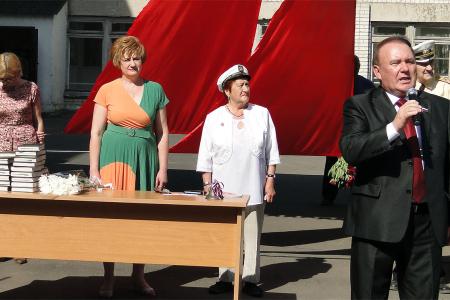 Курская область. Депутат-коммунист Н.Н. Иванов посетил последний звонок в школе №27