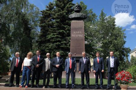 И.И. Мельников принял участие в церемонии открытия памятника Карлу Марксу в Пензе
