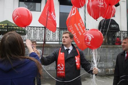 Мы знаем, как выглядит Знамя Победы и кто эксперт в спорах с бандеровцами! Победная акция свердловских коммунистов