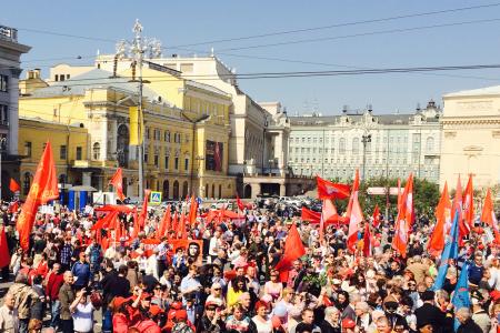 Более 10 тыс. москвичей вышли на первомайское шествие КПРФ: "Власть и собственность - народу!"