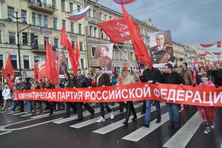 Санкт-Петербург. Шествие колонны коммунистов, ветеранов и комсомольцев по Невскому проспекту