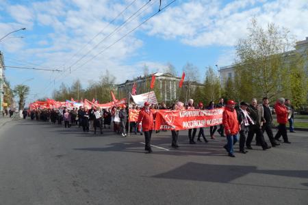 Верим в нашу Победу! Репортаж о первомайских шествии и митинге в Барнауле 