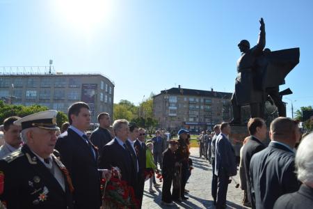 На шествии в Туле молодым коммунистам не давали развернуть Знамя Победы