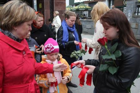 Мы знаем, как выглядит Знамя Победы и кто эксперт в спорах с бандеровцами! Победная акция свердловских коммунистов