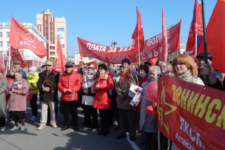 Верим в нашу Победу! Репортаж о первомайских шествии и митинге в Барнауле 