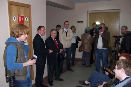 Казанское "правосудие". Суд назначил штраф коммунисту Р.Р. Гайфуллову за прогулку по тротуару с красным флагом 