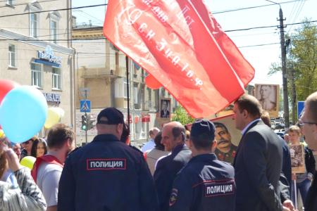 На шествии в Туле молодым коммунистам не давали развернуть Знамя Победы
