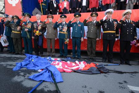 «Либо мы одержим победу над капитализмом, либо он уничтожит нас!». Шествие и митинг в Москве