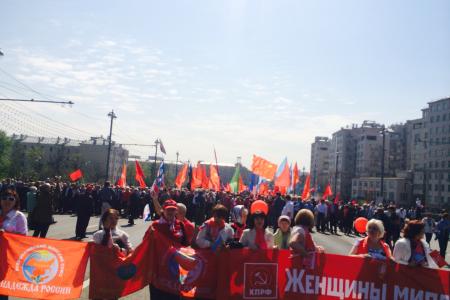 Более 10 тыс. москвичей вышли на первомайское шествие КПРФ: "Власть и собственность - народу!"