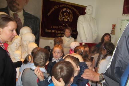 Барнаул. Коммунисты совместно с женской организацией провели «Славный праздник пионерии»