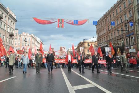 Санкт-Петербург. Шествие колонны коммунистов, ветеранов и комсомольцев по Невскому проспекту