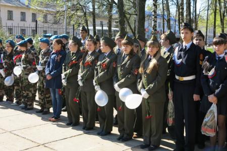 Чебоксарские коммунисты и комсомольцы возложили цветы к Братской могиле