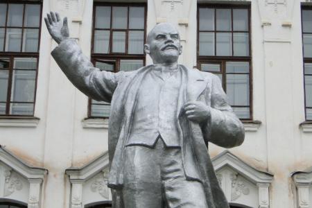 В Благовещенске коммунисты отремонтировали памятник В.И. Ленину