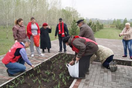 Коммунисты Красноярска провели субботник у обелиска Героям Социалистического Труда