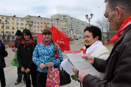 "Ветеранам - почет! Пионерам - салют!". Как отметили День пионерии в Магаданской области