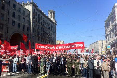 На шествии в Туле молодым коммунистам не давали развернуть Знамя Победы