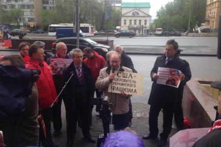 «Фашизм не пройдет! Победа будет за нами!». Депутаты-коммунисты встретились с гражданами возле посольства США в Москве 