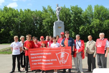 Участники комсомольского автопробега "Саратов-Самара-Пенза" проводят интересные встречи на саратовской земле