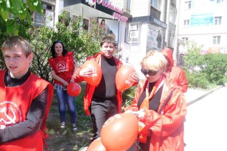 Активисты КПРФ украсили Саратов ко Дню Победы