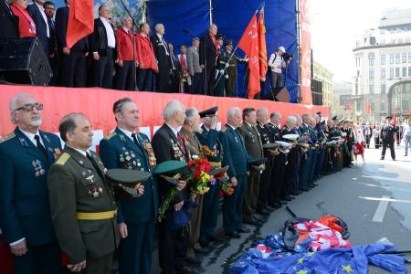 «Либо мы одержим победу над капитализмом, либо он уничтожит нас!». Шествие и митинг в Москве