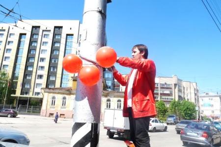 Активисты КПРФ украсили Саратов ко Дню Победы