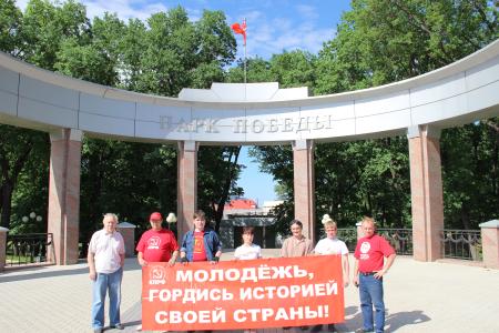 Участники комсомольского автопробега "Саратов-Самара-Пенза" проводят интересные встречи на саратовской земле