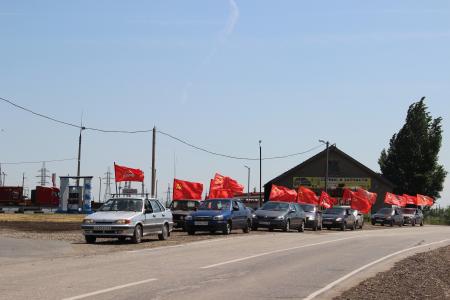 Участники комсомольского автопробега "Саратов-Самара-Пенза" проводят интересные встречи на саратовской земле